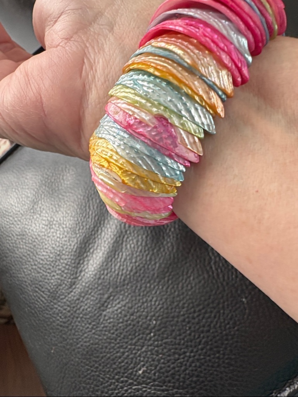 Handmade Multi-Color Conch Shell Stretch Bracelet - Vibrant Beach Style - Picture 4 of 7